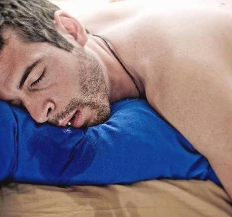Почему текут слюни во сне у взрослого человека: причины и способы предотвращения